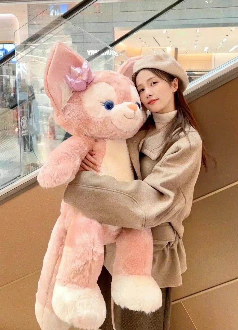 白鹿抱玩偶街拍,穿短款毛呢外套配半身裙,保暖时髦,时尚甜美_效果_深