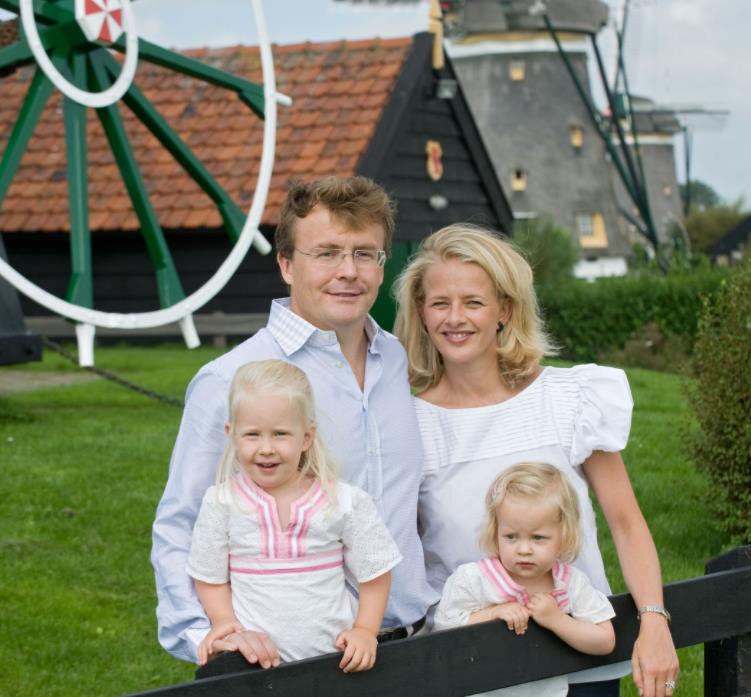 弗里索王子与梅贝尔王妃育有2名可爱的女儿.