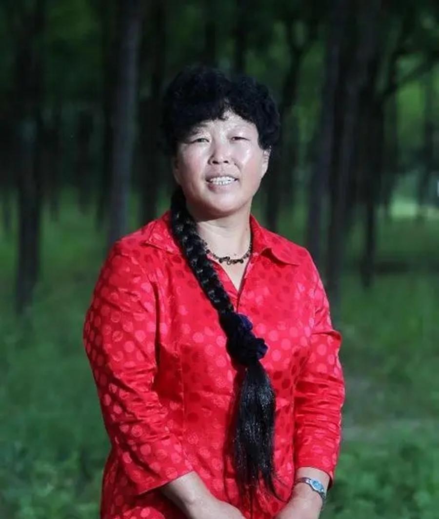 "治沙女王"殷玉珍:19岁嫁到沙漠住地窖,15年后享誉世界_白万祥_父亲