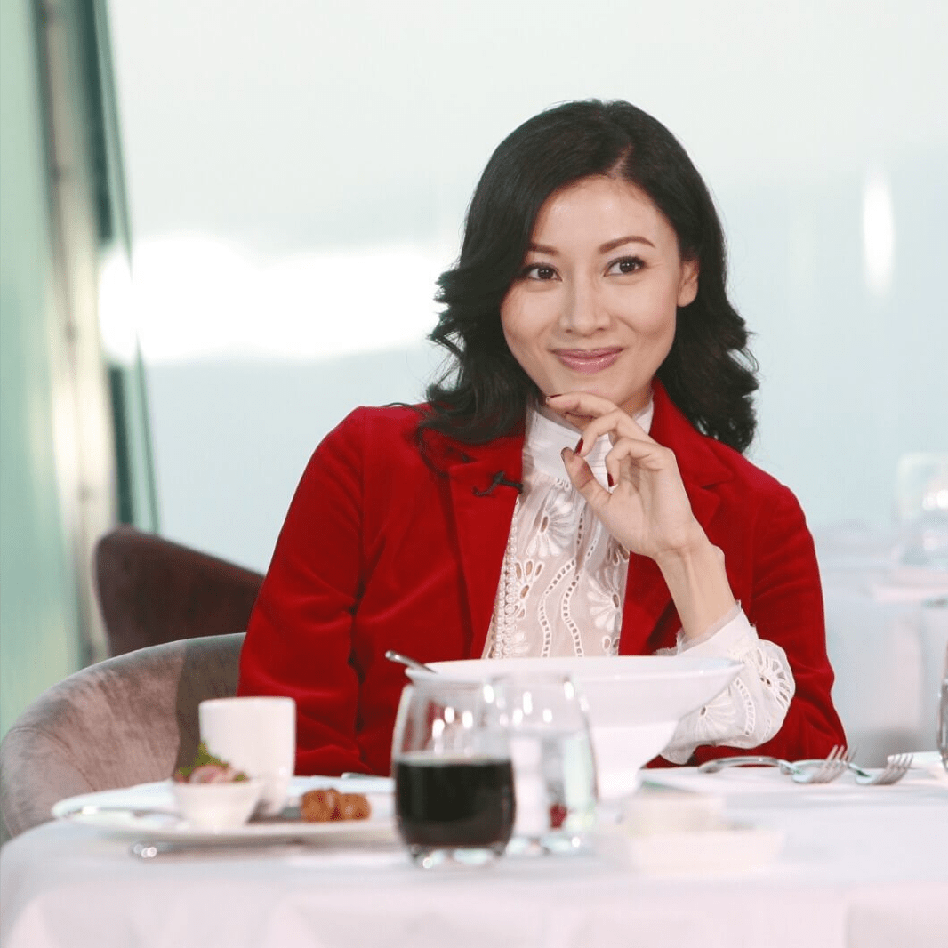 李嘉欣在2006年接受《志云饭局》专访,她说的版本却是这样的,"有人说