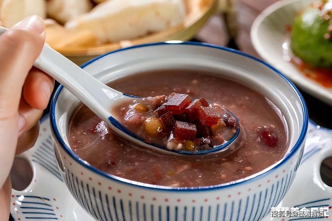 八宝粥健脾养胃,山楂消食化积,红枣补中益气,满满一碗就好了.