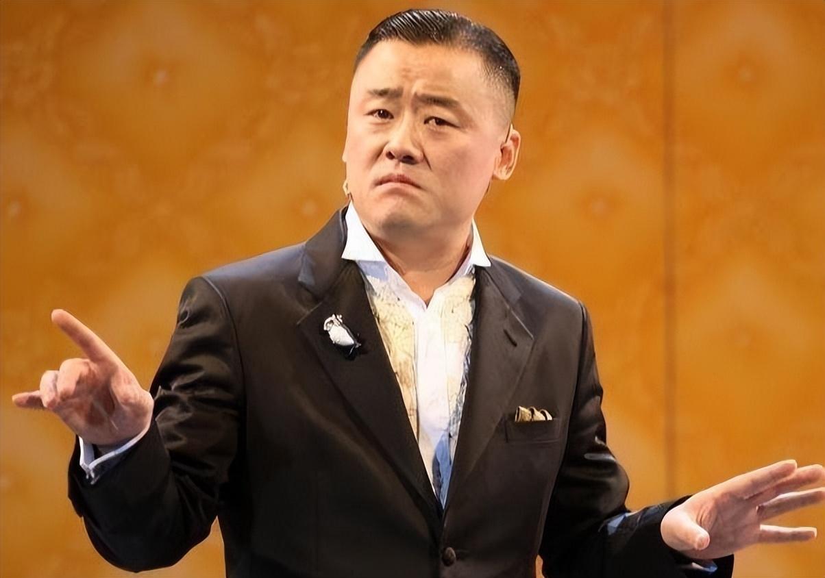 从"红遍全国"到"逃窜国外",拄拐的周立波,获得了应有的下场_儿子_父母