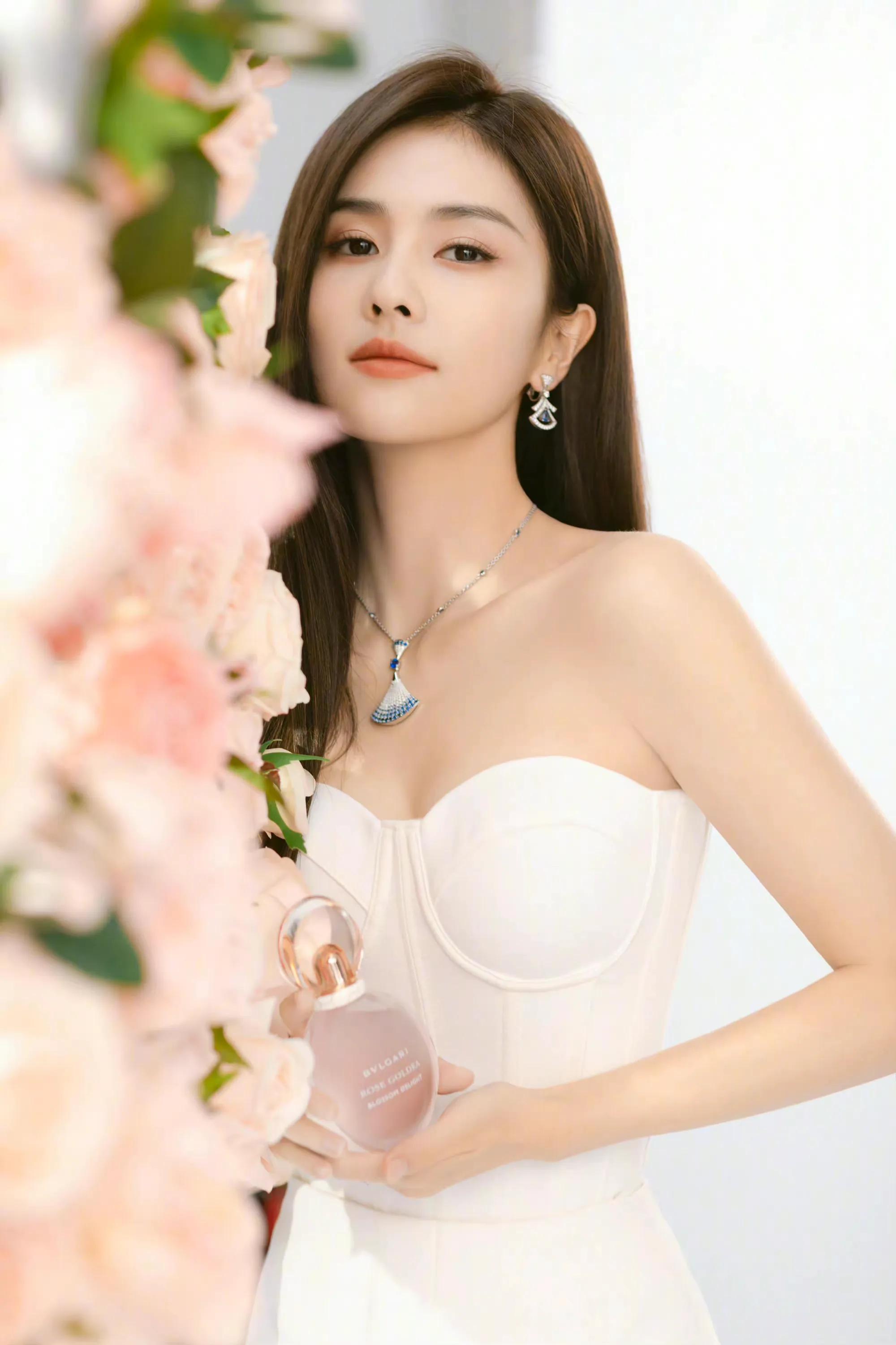 白鹿身材真的太棒了!一身抹胸公主裙将身材完美展现,太心动了插图12