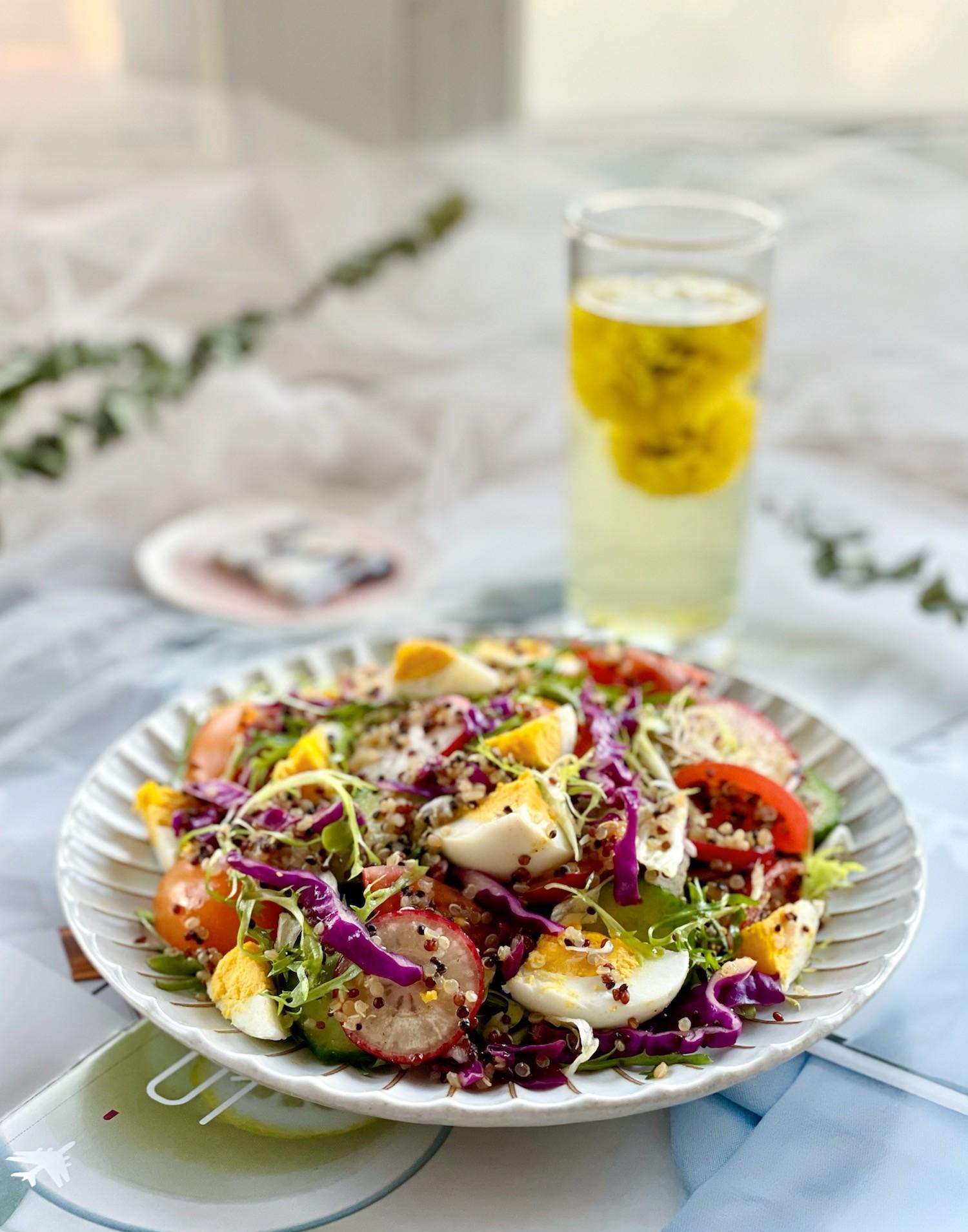 五彩缤纷的藜麦鸡蛋蔬菜沙拉,低热量高饱腹,小仙女们都喜欢_蛋白质