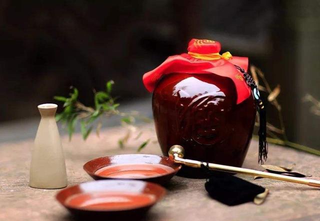 白居易的"绿蚁新醅酒,红泥小火炉"中,绿蚁是指?