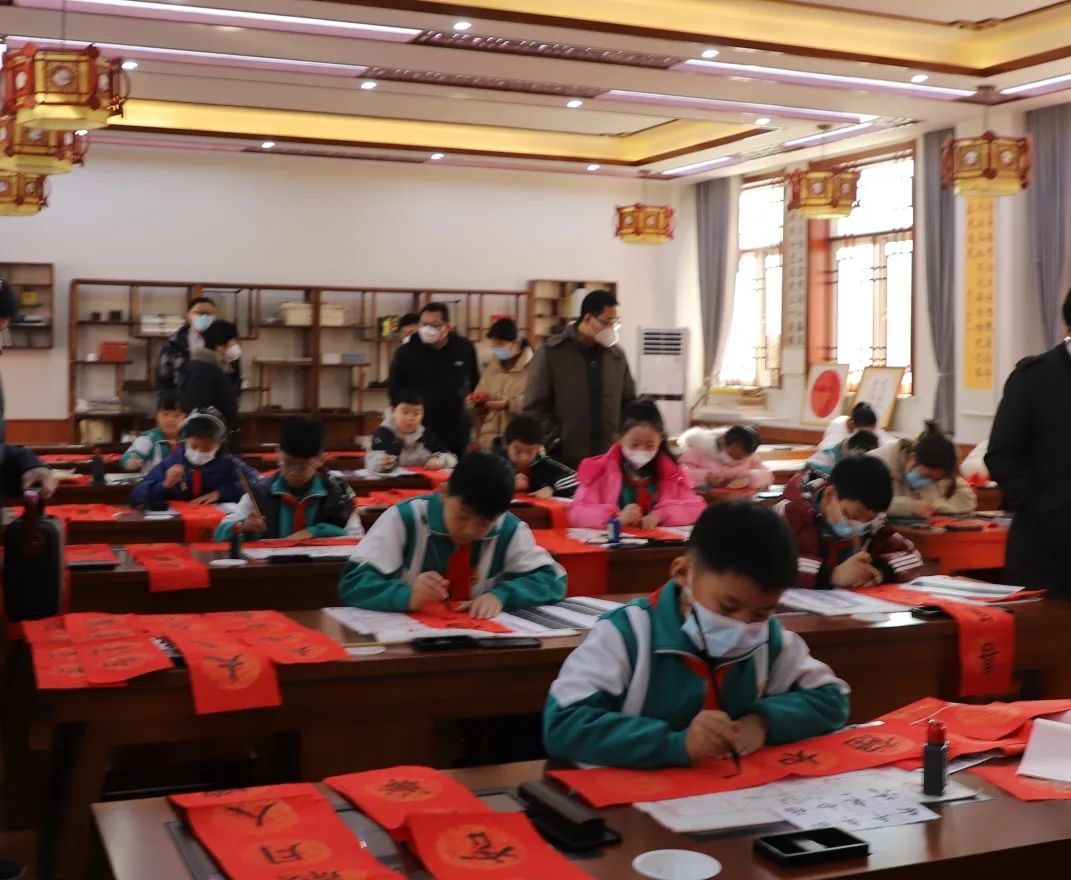 教室,一派新年气象,开德学子化身为小书法家和小手作人,现场写春联,剪