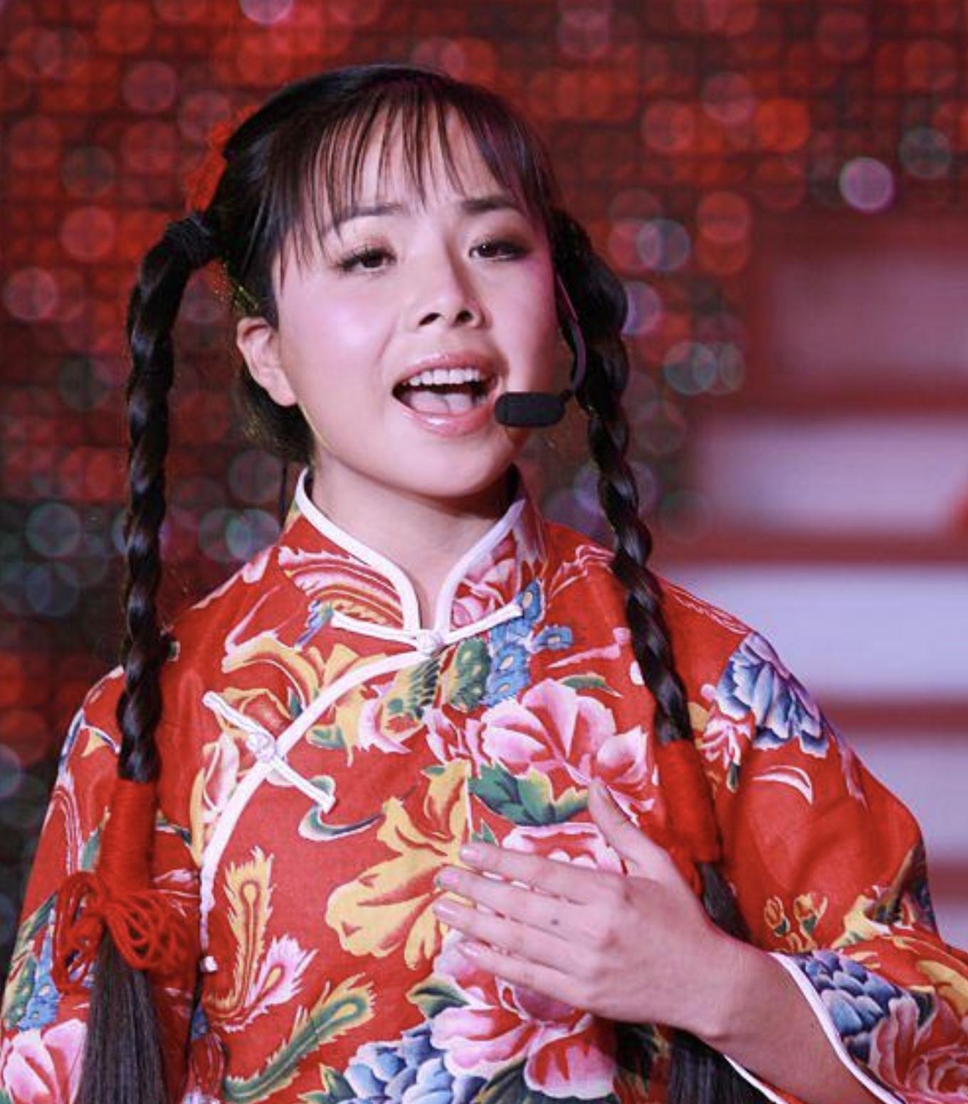 草根歌手王二妮:22岁成名,放弃百万年薪下嫁农村,被婆婆宠成宝_李飞和