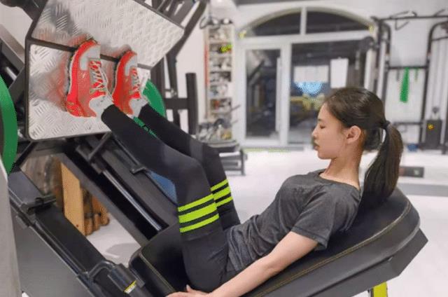 38岁黄圣依晒健身照,一个月瘦20斤身材纤细,坦言瘦身其实并不难_运动