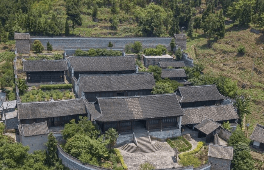 在大屯這個地方,散落著許多原始而又古樸的彝族草屋,它們與土司莊園一