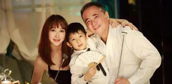 胡静的儿子不但早熟,也还有才能,11岁为浪姐们设计logo_舞台_老公