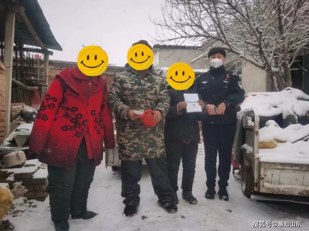 莘县公安局柿子园派出所户籍民警冒雪上门,为一名残障人士采集身份证