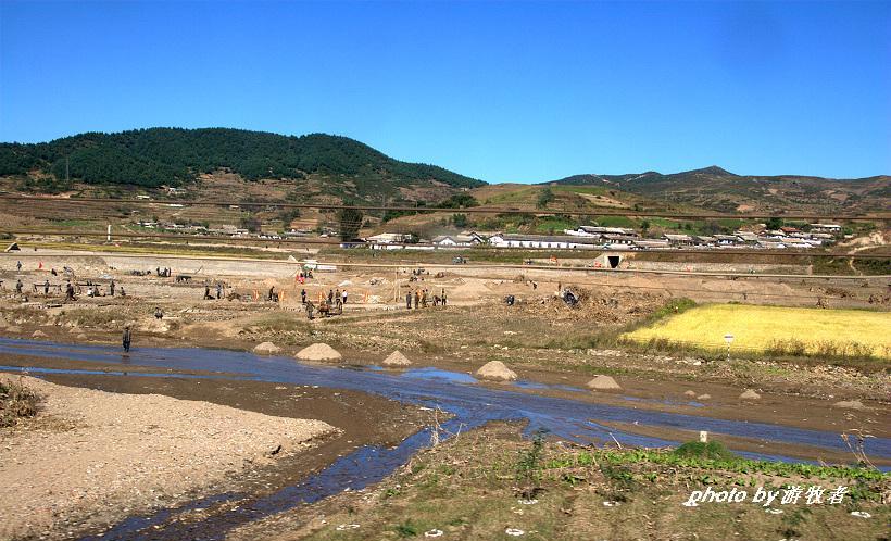 实拍朝鲜农村的河流,清澈见底没有污染,绿水青山令人心旷神怡_乡村