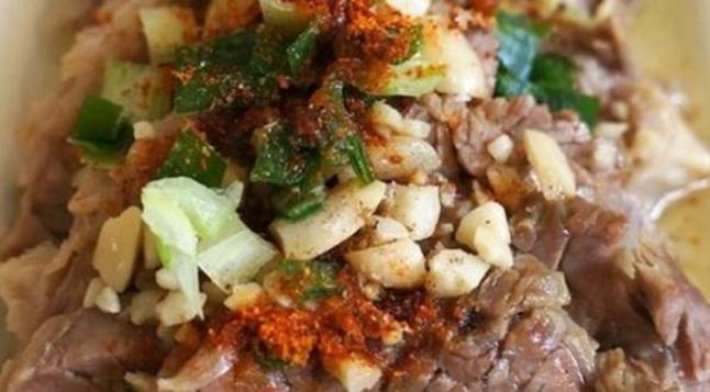 蒜拌牛肉材料:牛瘦肉,黄酒,酱油,甜面酱,葱,姜,葱白,麻油做法1.