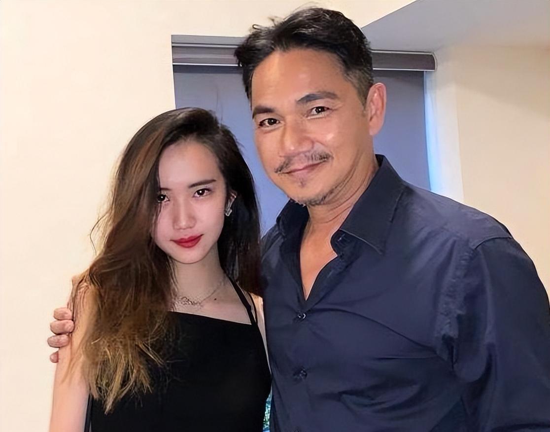 骆达华也成为了名副其实的女儿控,经常在网络上晒照片,如今20岁骆欣言