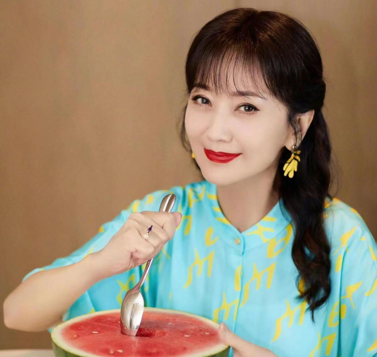 68岁不老女神赵雅芝,体重90斤似少女,看完三餐感叹:难怪身材好_蛋白质