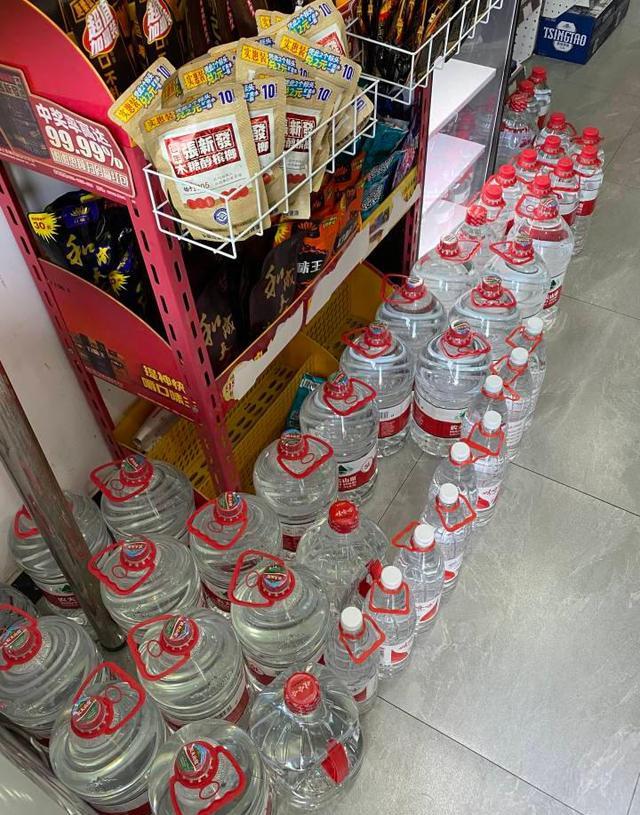 娃哈哈,农夫山泉等品牌以外,货架上还摆放着冰露,屈臣氏,惠相随,恒