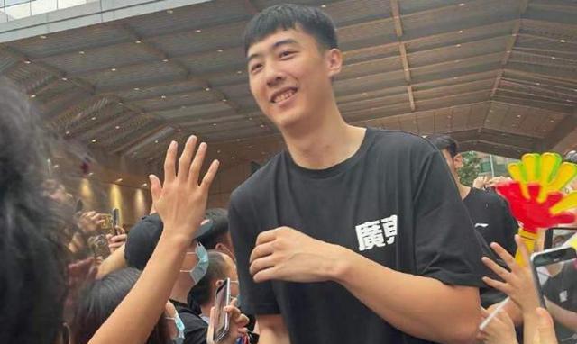 苏伟即使能够留队,上场时间也不会很多,曾繁日和张昊打五号位的话身高