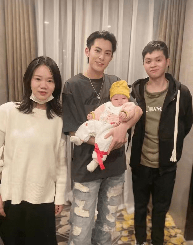 照片儿中,让很多人都觉得王鹤棣是当了爸爸,旁边是一位非常漂亮的美女