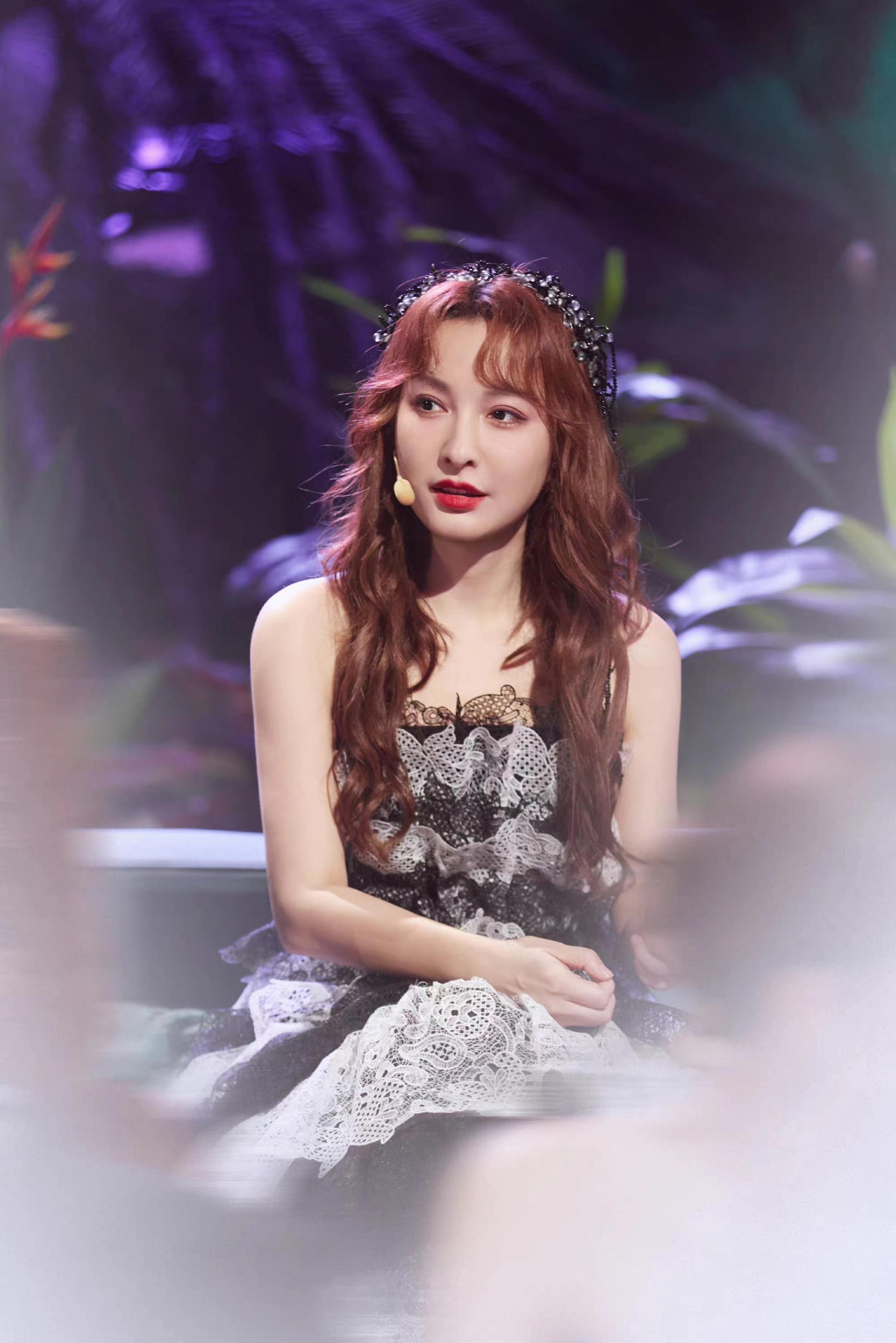 锁骨和天鹅颈优雅中一点儿不失女人味儿现在的吴昕瘦了很多小公主