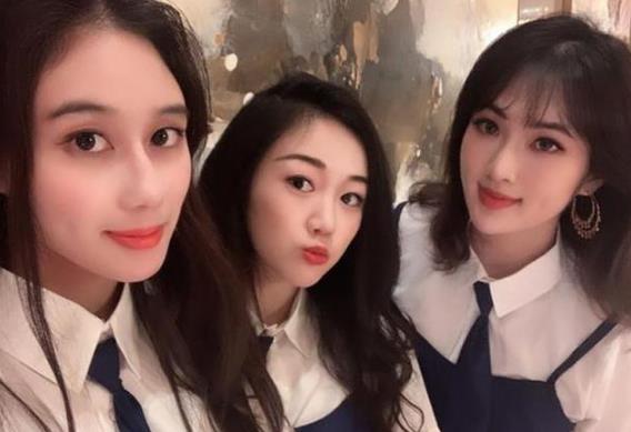 华为小公主官宣出道,成陈凯歌儿子的师妹,晒黑白大片气场十足_安娜