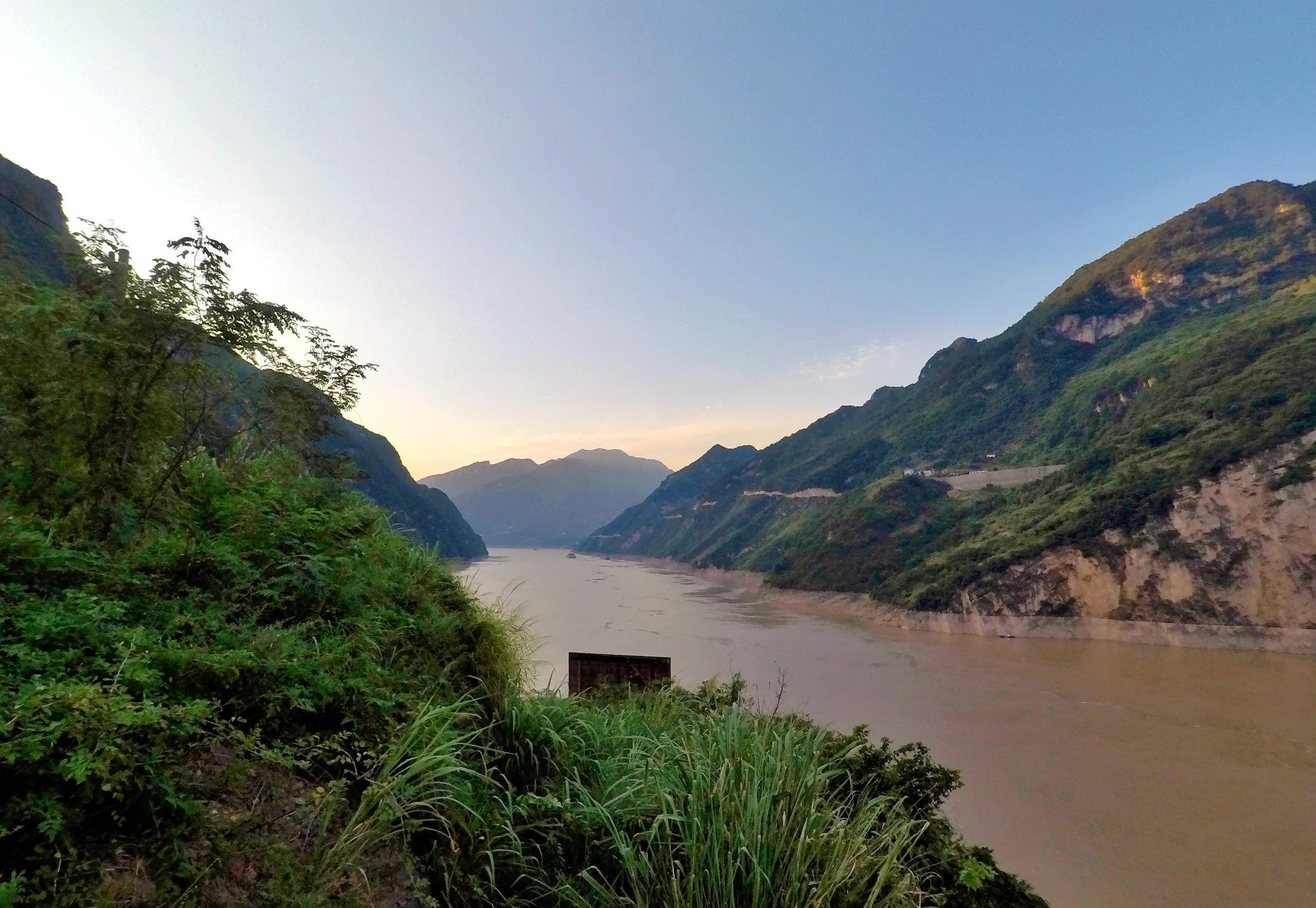 騎遊三峽一品秭歸,橙香滿峽江_西陵峽_國道_江水