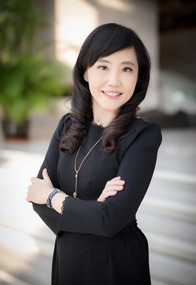 尹乃菁,台名嘴界的插嘴王,她今年56岁了,依然显得年轻貌美_新闻_节目