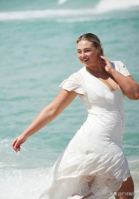 大码模特伊斯卡·劳伦斯现身海边,穿白色连身裙气派十足笑容甜美
