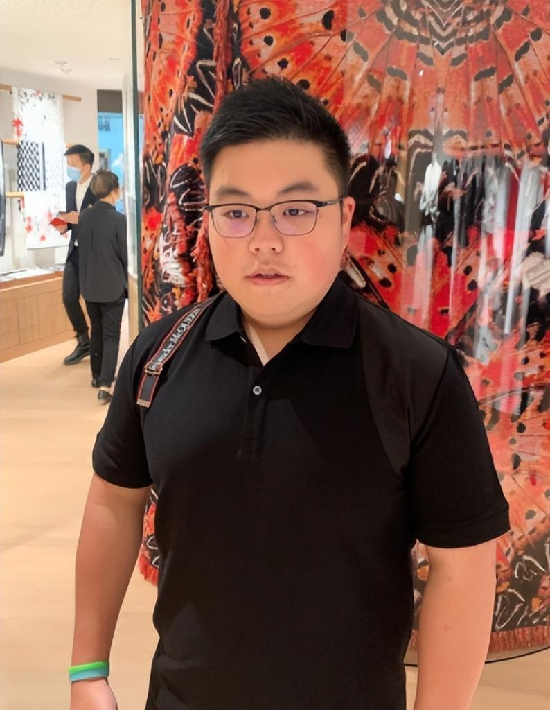 吕良伟儿子才20岁快200斤,五官和爹似复制粘贴,同框老爸像兄弟_吕善扬