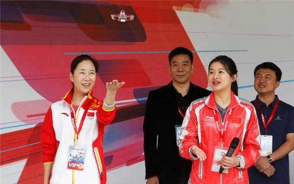 夺冠后没有国旗,没有掌声,自己绕场一周_王丽萍_刘宏宇_教练