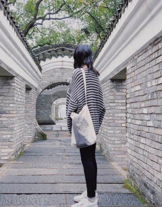 刘雯穿黑灰横条毛衣和古城融为一体大长腿成亮点_照片_开心_灰色