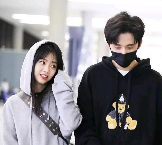 张新成机场偶遇谭松韵,谁注意他下意识的反应?