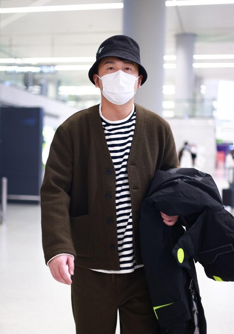 雷佳音现身上海机场 头戴渔夫帽帅气潇洒_电视剧_中国_电影