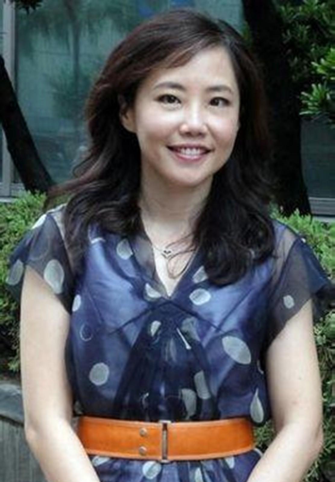 尹乃菁,台名嘴界的插嘴王,她今年56岁了,依然显得年轻貌美_新闻_节目