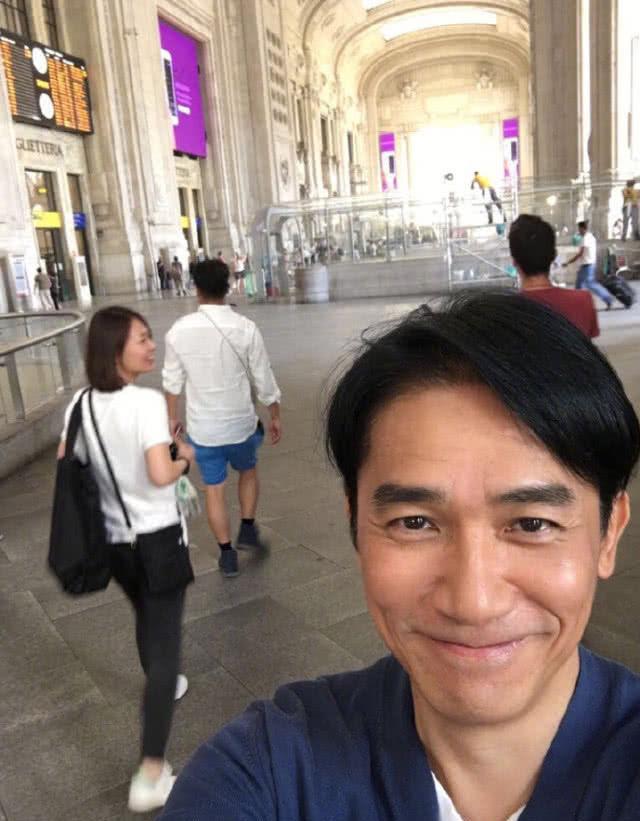 早一阵子之前,梁朝伟还自拍了一张在剧组工作的照片.