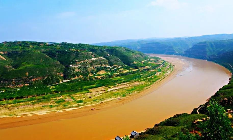 在鄭州的邙山黃河風景名勝區,可以登山眺望黃河的奔騰氣勢,也可以乘坐