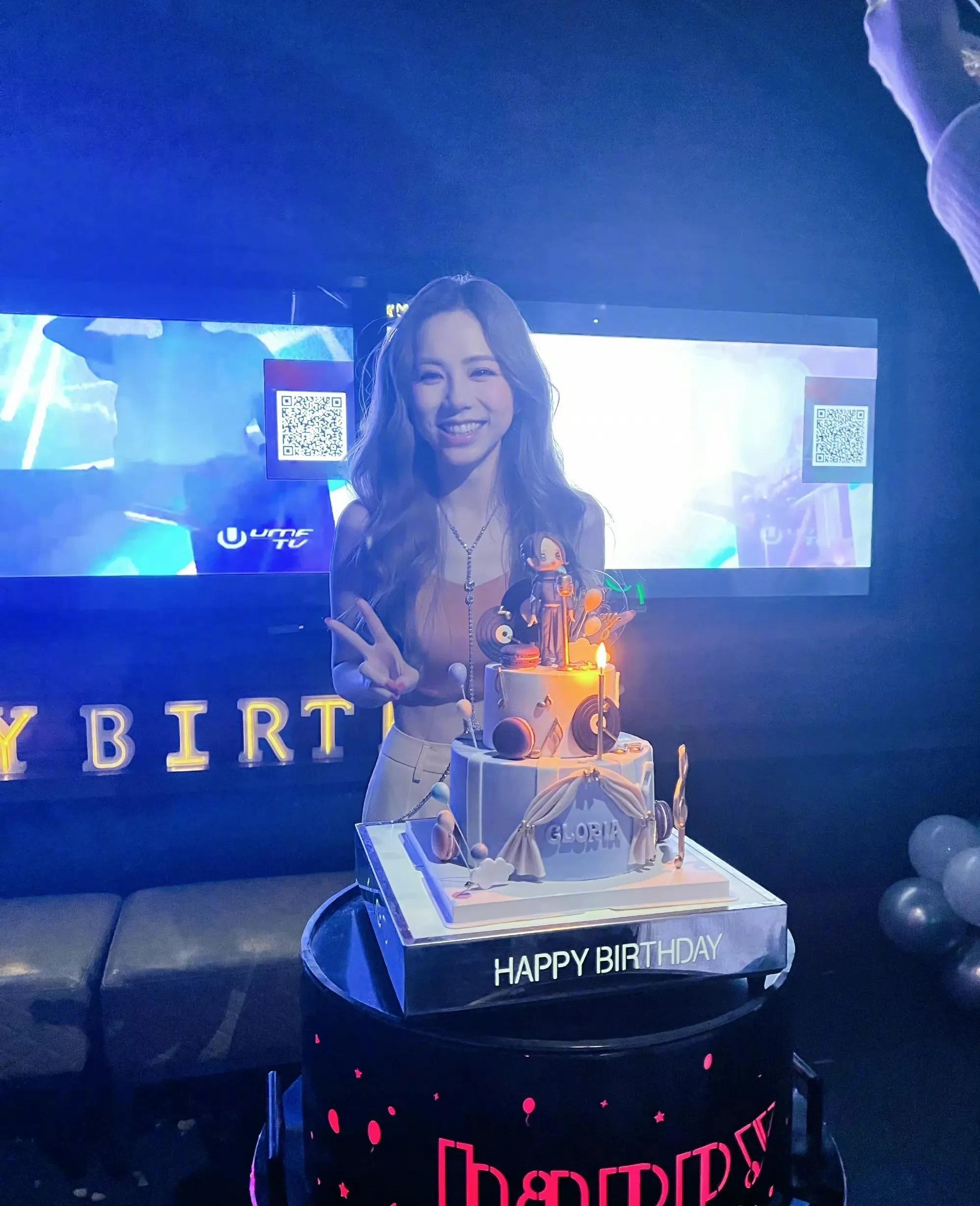 邓紫棋男友为其庆祝31岁生日,甜喊女王超宠溺,恋爱5年感情稳定_马克