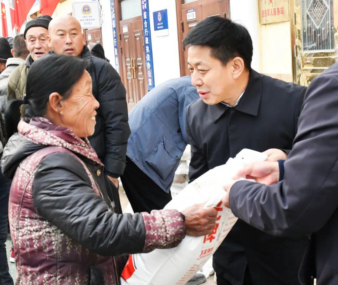 在随后的走访中,赵雪宏等先后走进高兵应,曹薛花,周