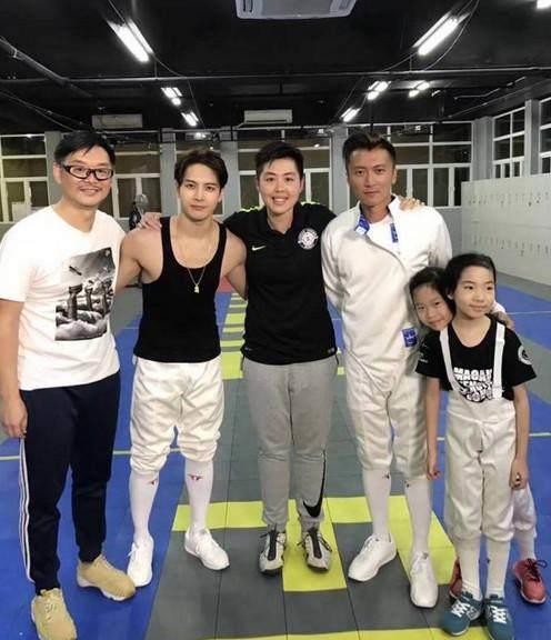 谢霆锋王嘉尔现身澳门录制节目被众人围观求合影_不知道_头发_妹子