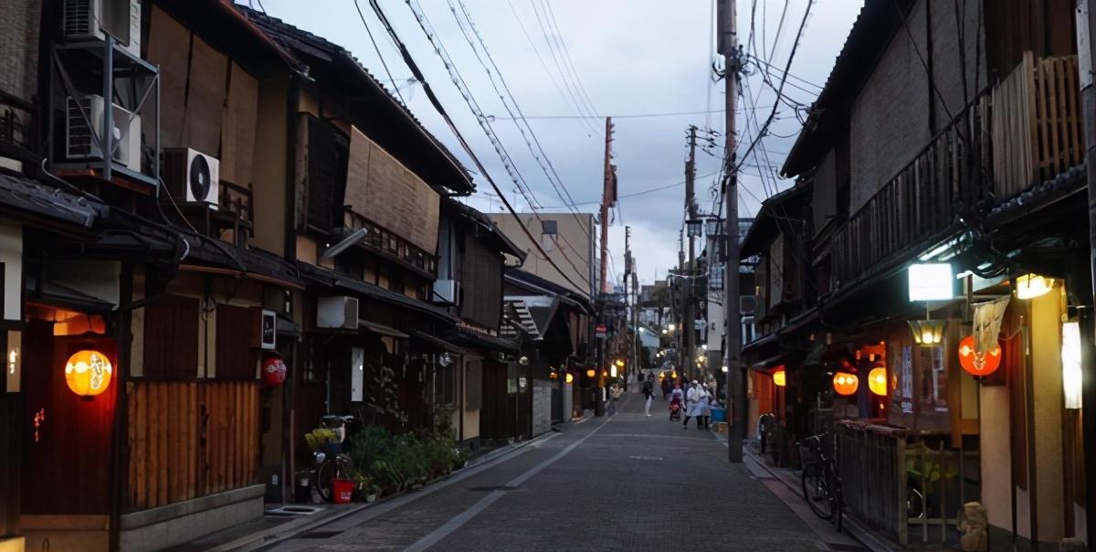 位於東大路通清水道站牌的巷內,創建於平安時代,是日本最古老的庚申