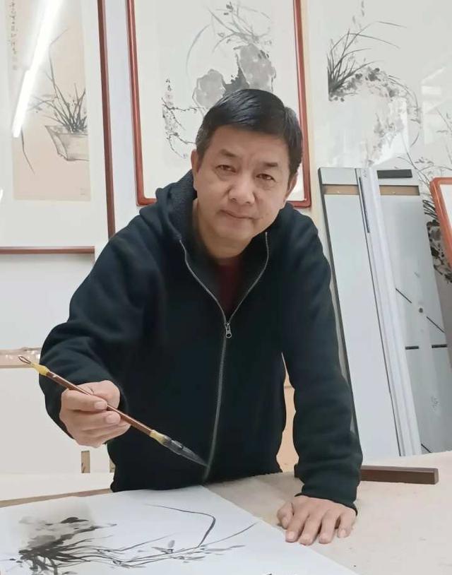 在诸暨,有这样一位专注于画兰花的草根画家_于光_书画_蔡旺林