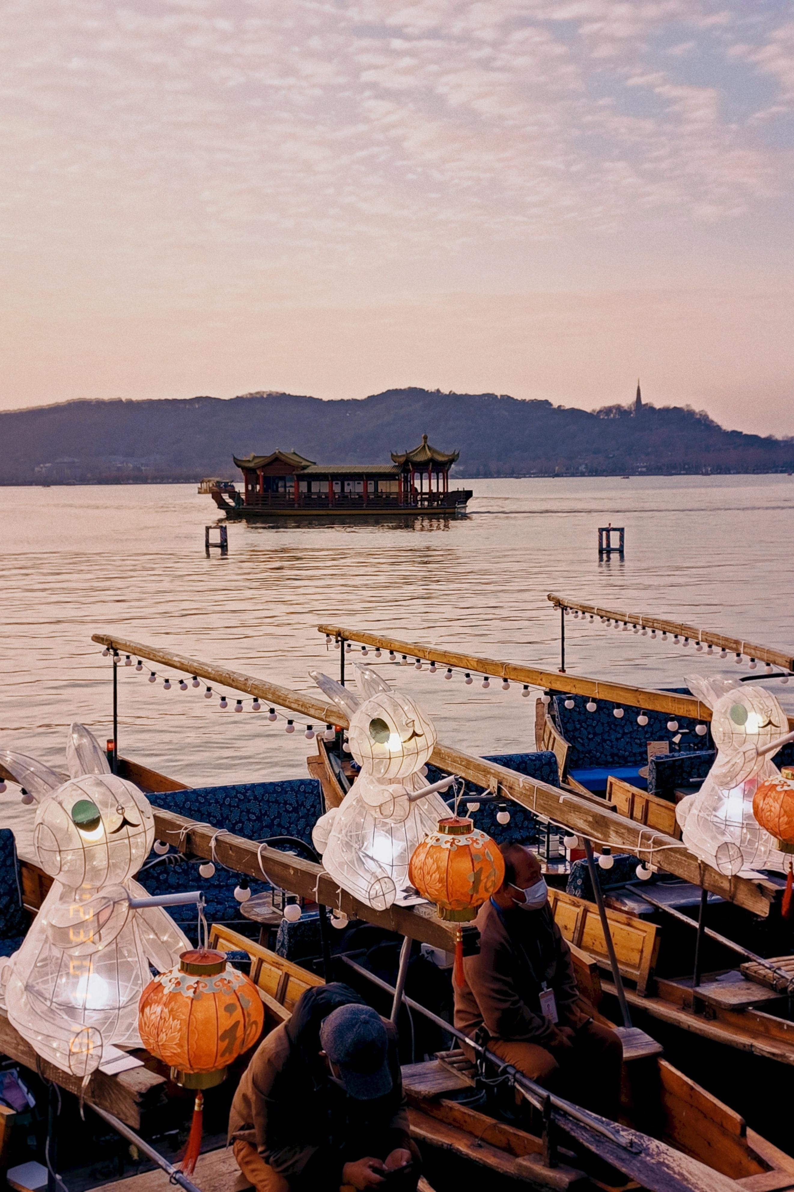 意彩丨绯红,西湖玉兔花灯游船_瓷画_中国画_钱塘