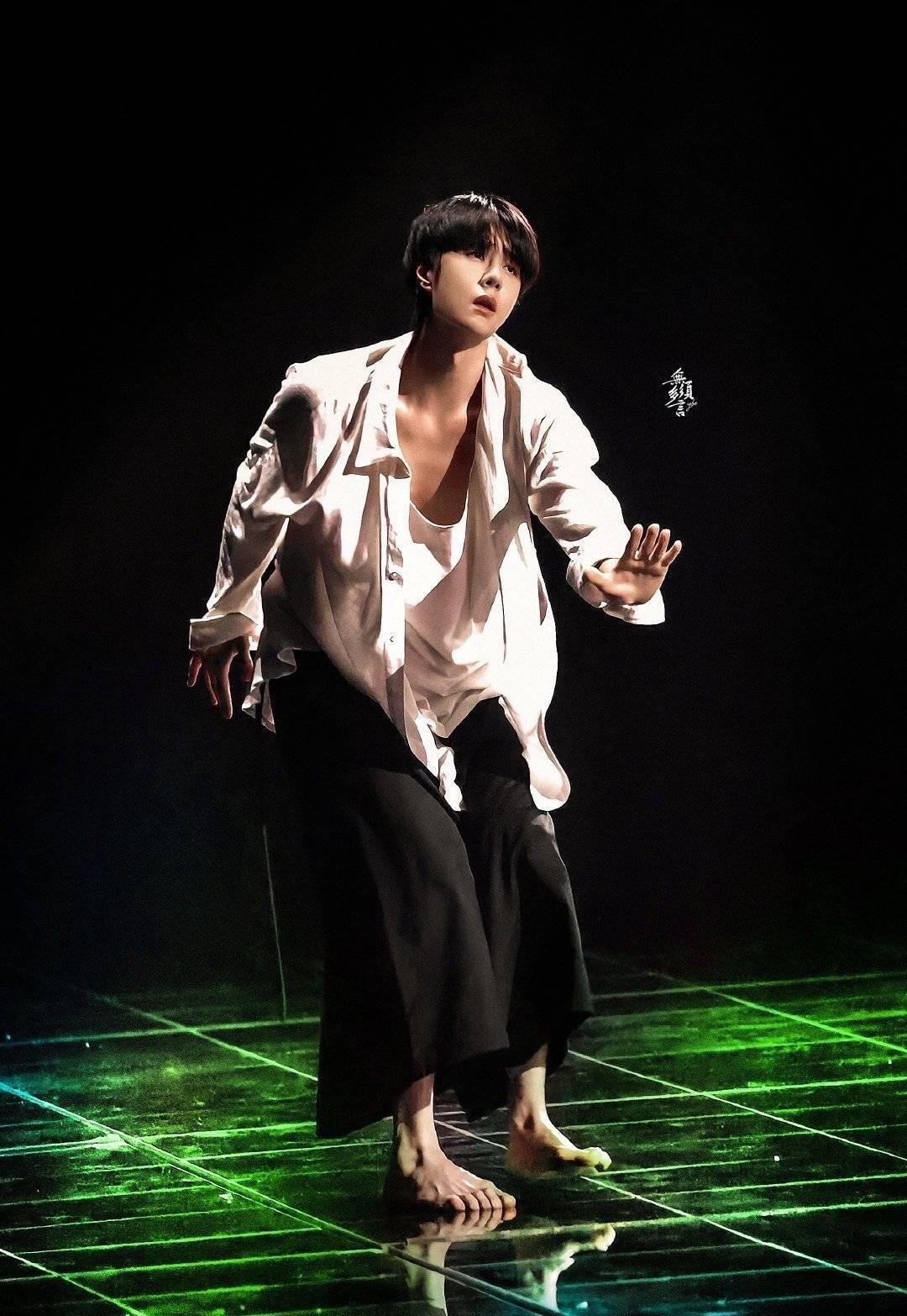 王一博光着脚跳舞,一身白衣帅气小男孩,每一步都让人心动_舞台_舞蹈