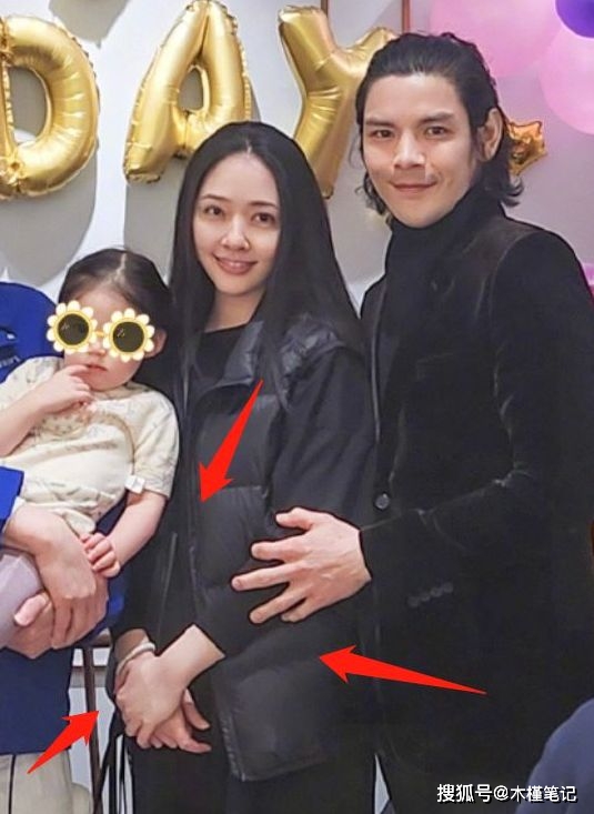 仔细看会发现,郭碧婷小腹隆起,双手捂肚,有网友猜测,不会又怀孕了吧!