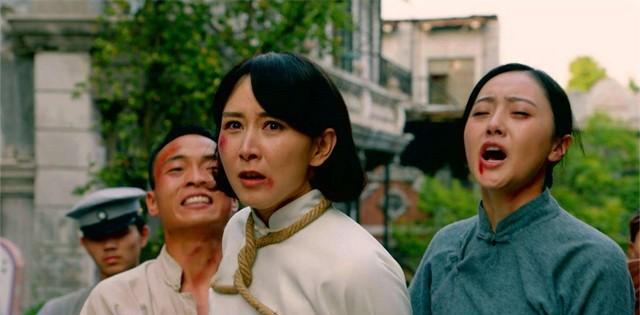 电视剧《向警予》剧照敌人见状,拿枪捅她的背,妄图威胁向警予停止呼喊