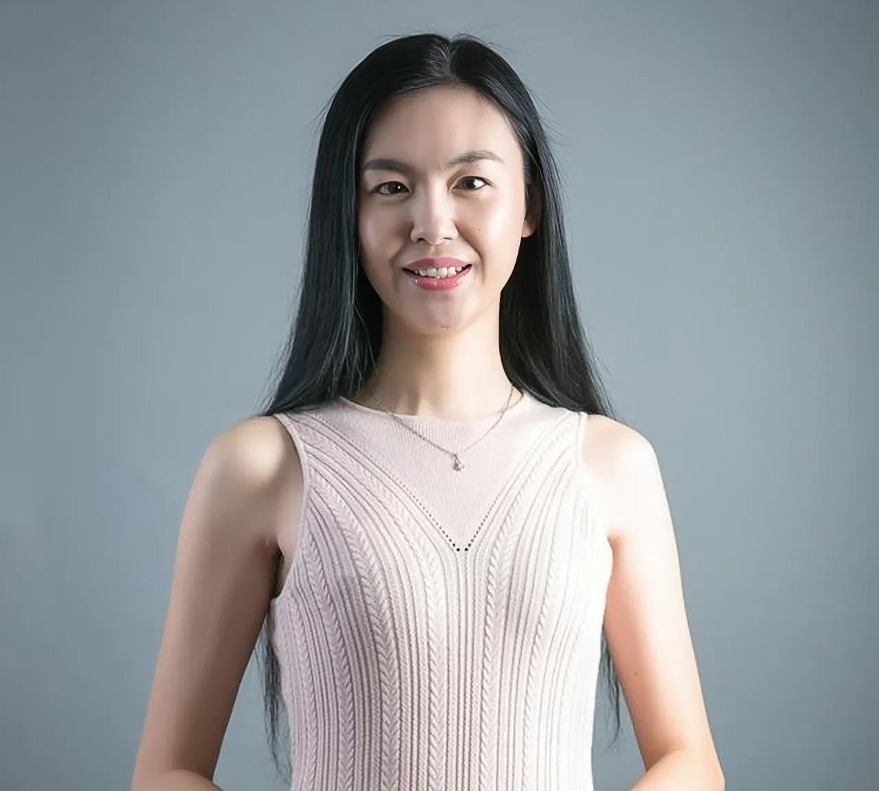 中国首位盲人模特,因生娃而彻底失明,如今42岁的她