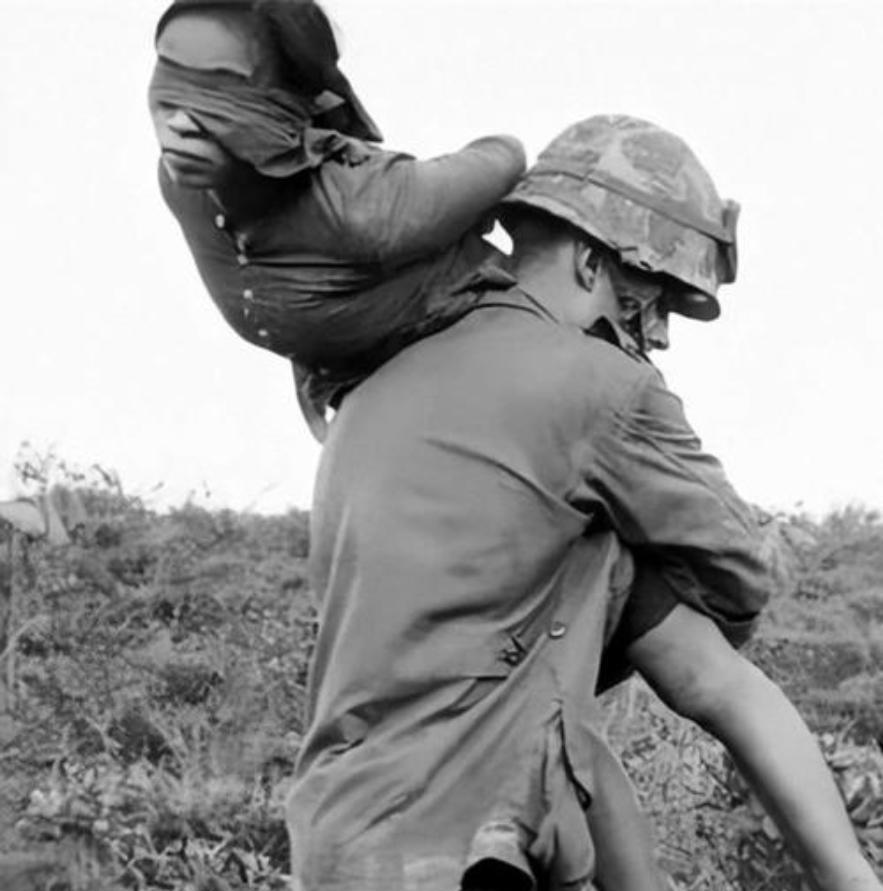 被美军俘虏扛走的越南女兵不过,空孕催乳剂对于越南女兵的身体所造成