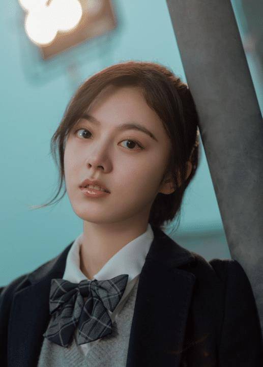 最美毕业照？赵今麦制服写真释出，恣意展现夏日清新与少女元气