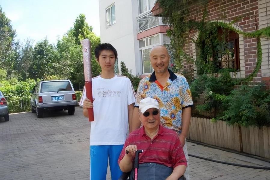 突发噩耗！陈佩斯91岁老母亲因新冠去世，众网友竟感同身受！