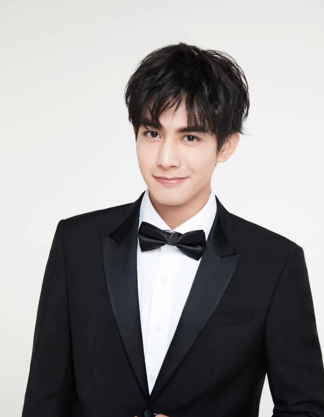 宋威龙晒出自拍,却莫名其妙,看了评论才知道娱乐圈的明星们_偶像_回应