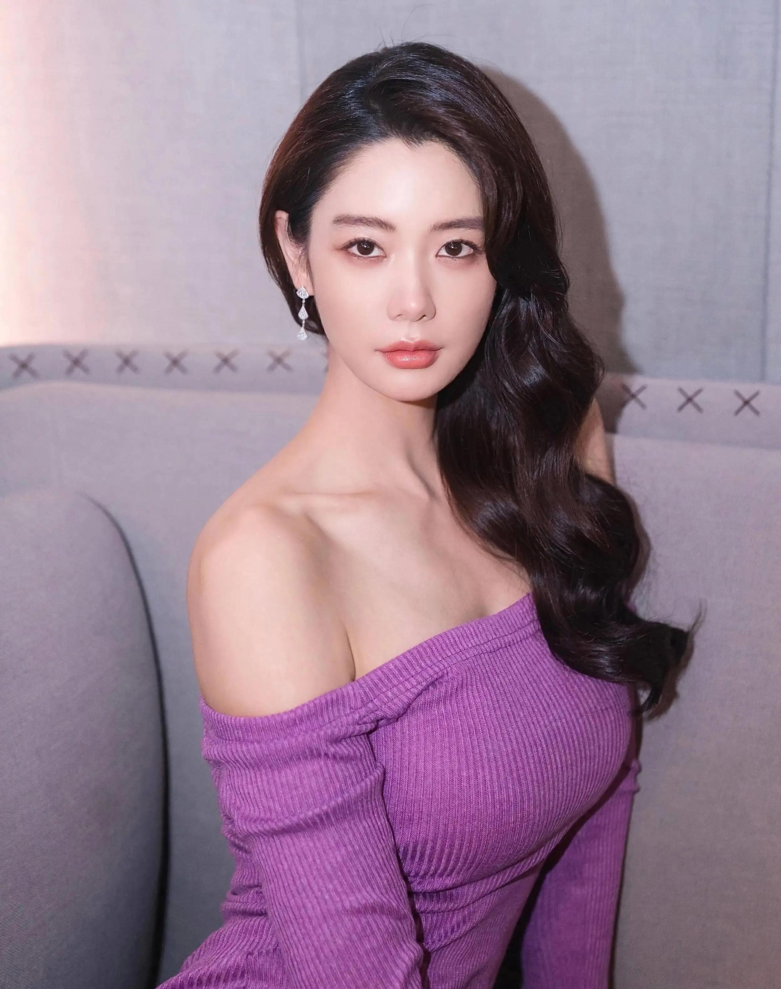 克拉拉健身美照,细腰,长腿,蜜桃臀,不愧是"亚洲第一美"!